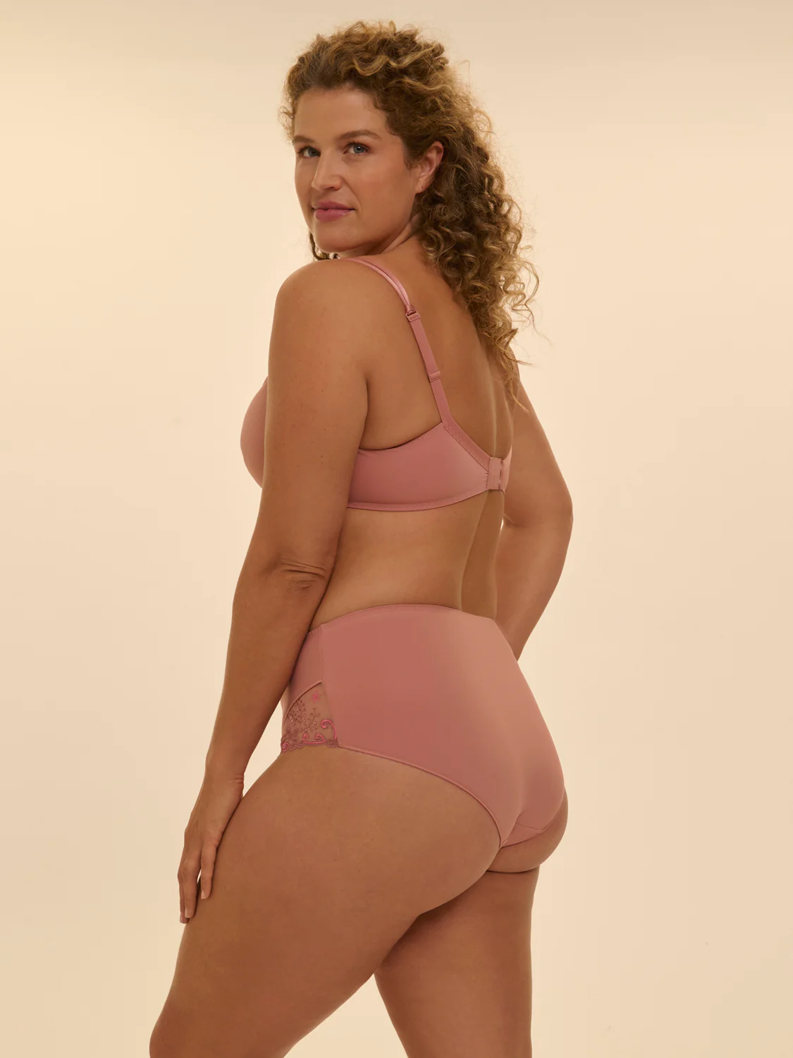 Squared neckline spacer bra - Smokey Pink - Image 11