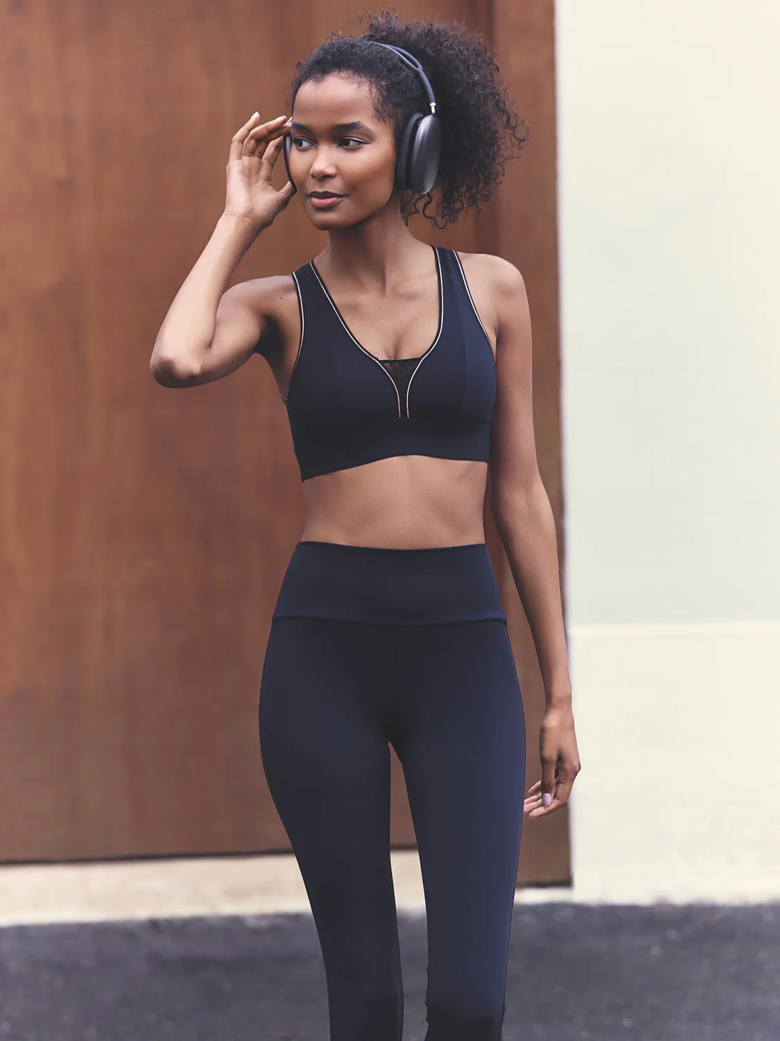 Wireless sports bra - Black - Image 2